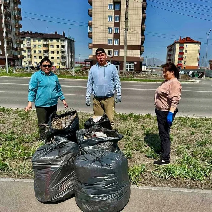 В ПОСЛЕДНИЙ ДЕНЬ РАБОЧЕЙ НЕДЕЛИ СОСТОЯЛСЯ СУББОТНИК.